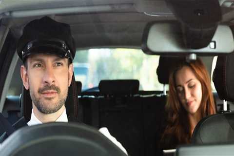 What is difference between chauffeur and driver?