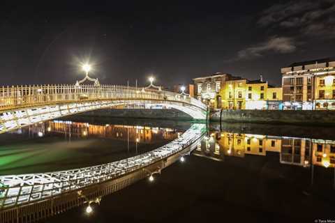 #OTD in 2001 – The pedestrian Ha’penny Bridge across Dublin’s River Liffey is reopened after a..