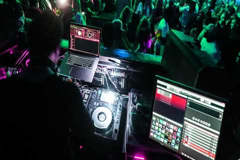 Which clubs in chicago, illinois have the best djs?