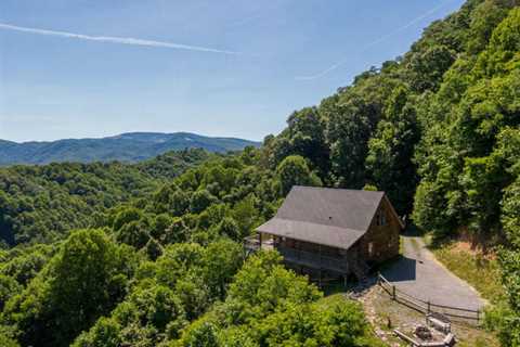 3 Peaks Lodge: Charming Log Cabin in Vilas, NC | 4 Bedrooms | Sleeps 10 Guests